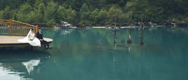 蓝月谷的水为什么是蓝色的：一段奇幻之旅，探索自然界的奥秘