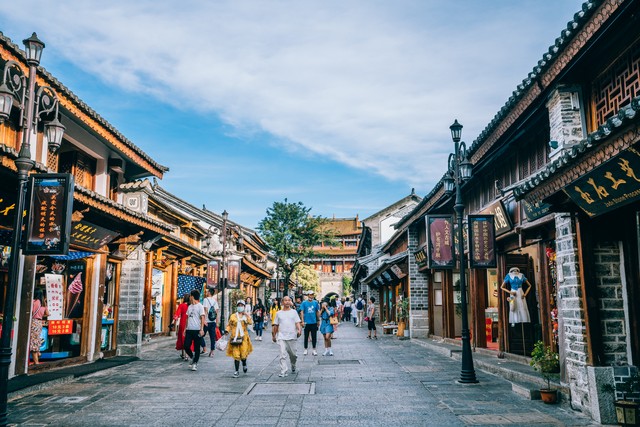 大理古城旅游数据分析：从9万日均游客量到31.6亿旅游收入，大理如何做到的？——揭秘大理古城旅游成功的秘密武器