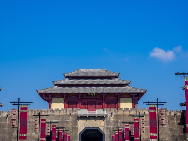 横店有什么好玩的？2024年最全横店影视城游玩攻略，从广州街香港街到明清宫苑，带你看遍东方好莱坞每一个角落