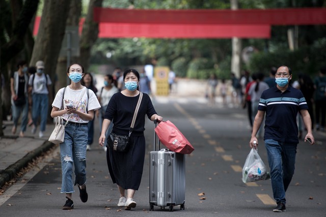 当女生踏上大理这片充满诗意与远方的土地，你是否已经准备好迎接一场难忘的旅程？女生去大理应该带什么：从防晒霜到舒适的鞋子，一份让你轻松玩转大理的必备物品清单