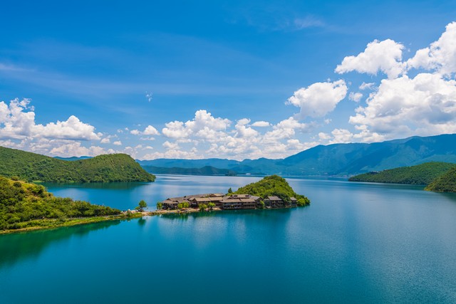 云南泸沽湖旅游感受：从丽江出发，邂逅高原明珠的浪漫与神秘，探索摩梭文化的独特魅力，享受一段难忘的心灵之旅