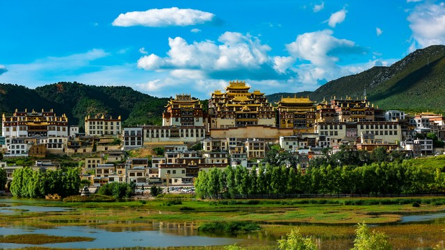 云南旅游大概要多少钱？2024年最新攻略，带你玩转彩云之南，从机票到小吃，从住宿到景点门票，一份超值旅行预算全解析