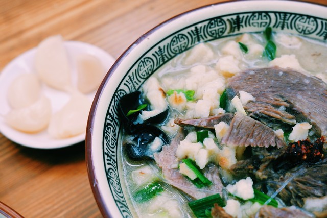 陕西西安的面食有哪些：从biangbiang面到羊肉泡馍，一场面食爱好者的狂欢盛宴