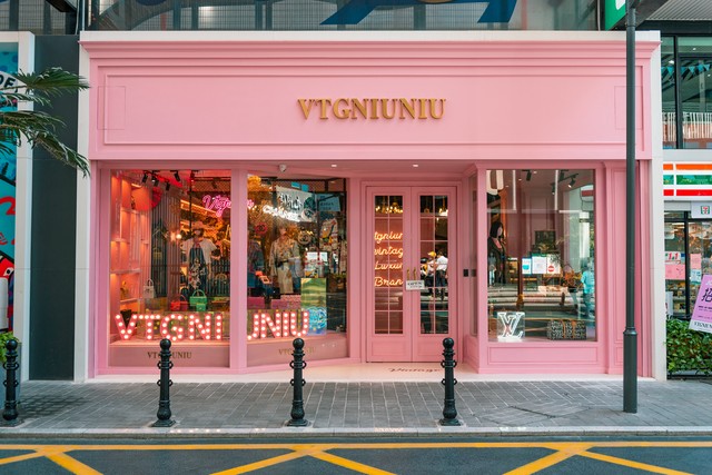 在昆明，有一家店，它不仅让食客们大开眼界，更是在舌尖上玩起了魔法——欢迎来到“雨果”，一个将分子料理带入日常生活的创意西餐厅