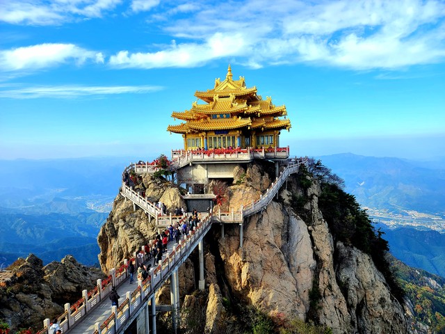 云南昆明孔雀镇景点：一场与孔雀共舞的奇幻之旅，探索四季如春的城市中央公园旁，那些不为人知的故事