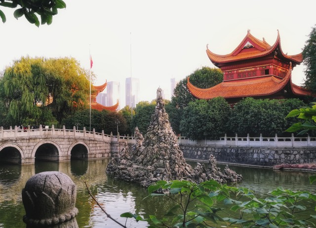 大理古城哪里好吃？2024年最新美食地图带你发现隐藏的美味宝藏，从街头小吃到百年老店，每一口都是对大理风情的深情告白