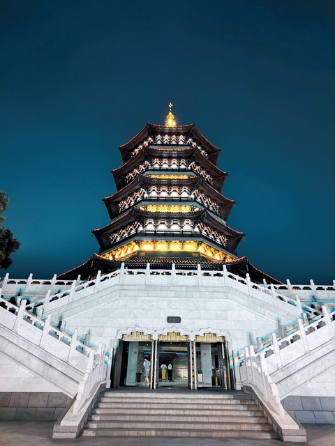 雷峰塔在哪里？探寻杭州西湖边这座传奇宝塔的真实位置与魅力