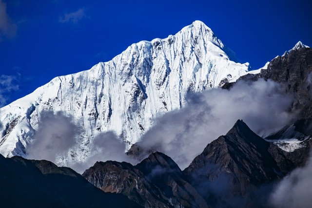 哪里的雪山最美？探寻中国最令人惊叹的雪山奇观，带你走进冰雪覆盖下的自然奇迹世界