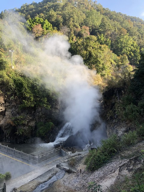 凤庆至腾冲旅游攻略：从茶马古道到火山温泉，一场穿越千年的奇幻之旅，带您领略云南最深处的自然与人文之美