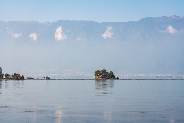 大理洱海沐月：当夜幕降临，洱海边的月光洒满整个湖面，仿佛时间都慢了下来