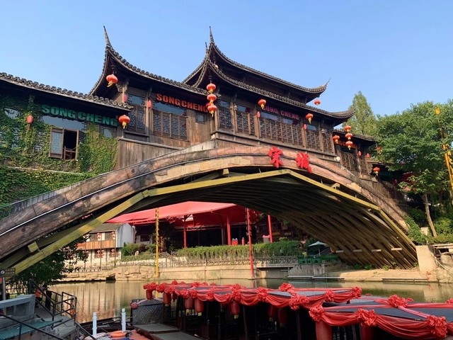 宋城与丽江：当千年古城遇见现代旅行者的浪漫奇遇，你猜会发生什么？