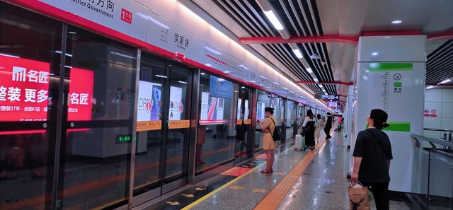 当你站在云南民族大学地铁站，准备迎接一场说走就走的冒险，谁说这不是一次改变生活的契机？