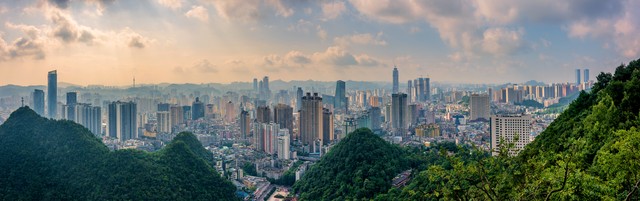 自驾贵州到云南旅游攻略：从贵阳出发，一路向西，穿越壮美山水，体验多彩民族文化，感受不一样的旅程，开启一场说走就走的旅行，用镜头记录每一段美好时光，让心灵在旅途中自由飞翔