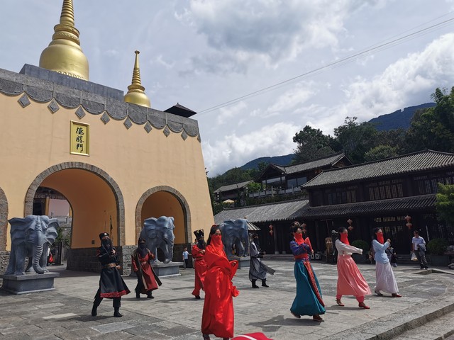 探索大理少数民族特色，感受白族、彝族、回族等13个民族的多彩风情与传承——从古老仪式到现代生活的精彩碰撞