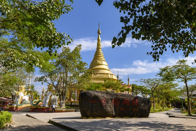 云南瑞丽市属于哪个市？探秘这座边境小城的魅力与变迁，从翡翠到直播，从传统到现代，瑞丽的每一次蜕变都让人眼前一亮！