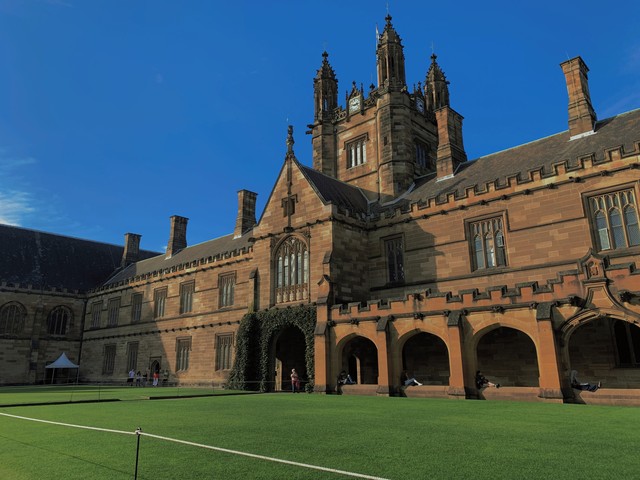 详细阅读:悉尼大学和墨尔本大学哪个好?2024年最新解析:从排名、专业优势到生活成本,看哪所大学更适合你! 悉尼大学和墨尔本大学哪个好?2024年最新解析:从排名、专业优势到生活成本,看哪所大学更适合你!