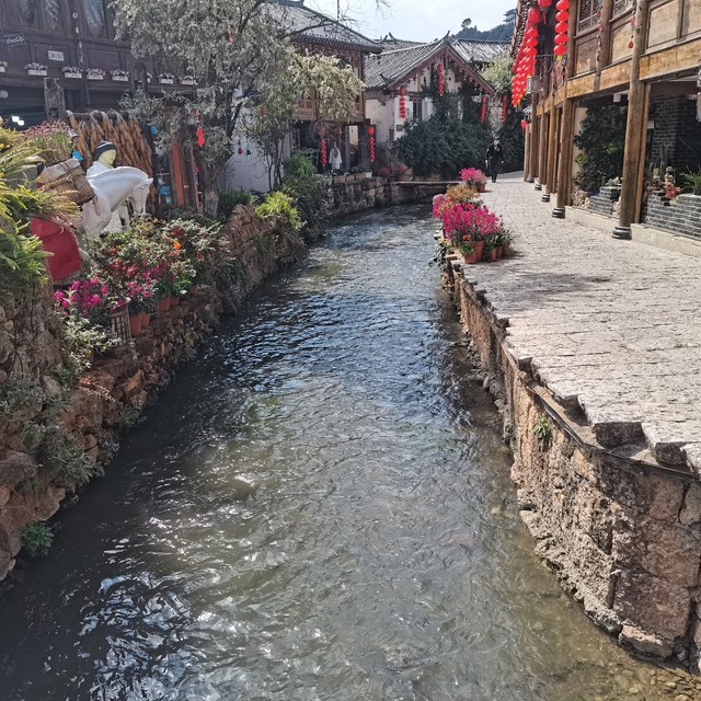 详细阅读:当你踏入丽江,每一步都像是走在诗画之中——去丽江旅游服装攻略,让你的旅程既舒适又时尚 当你踏入丽江,每一步都像是走在诗画之中——去丽江旅游服装攻略,让你的旅程既舒适又时尚