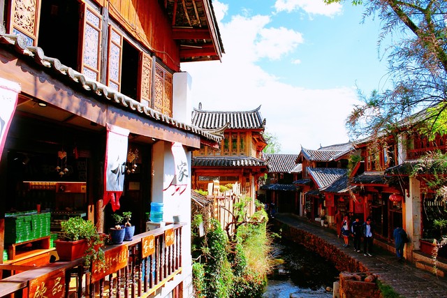 自助游丽江木府：从古老王府到现代旅行者的梦幻之旅，探索纳西族文化的心跳之地，让每一次脚步都踏在历史的韵律上