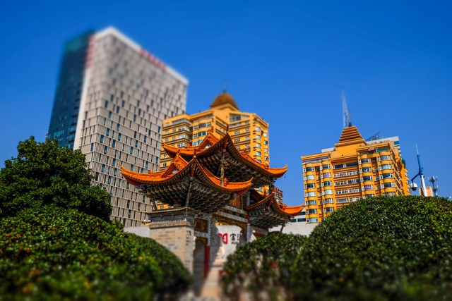 昆明特色建筑：从古老一颗印到现代摩天大楼，这座城市用砖瓦讲述着跨越千年的故事，每一座建筑都是历史的见证者与未来的开拓者