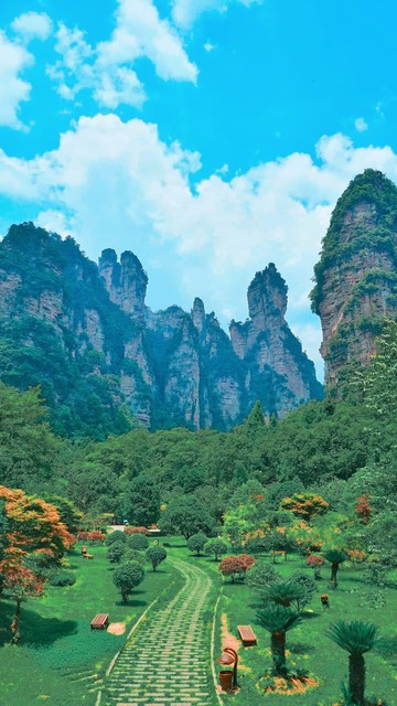 昆明跟团到张家界旅游：一次说走就走的旅程，带你领略绝美风光
