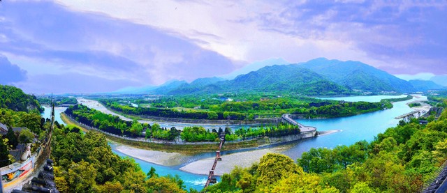 都江堰哪里好玩？带你发现这座历史名城隐藏的宝藏景点，从古老的水利工程到迷人的自然风光，再到充满烟火气的古城街道，这里有着数不尽的故事等待被挖掘