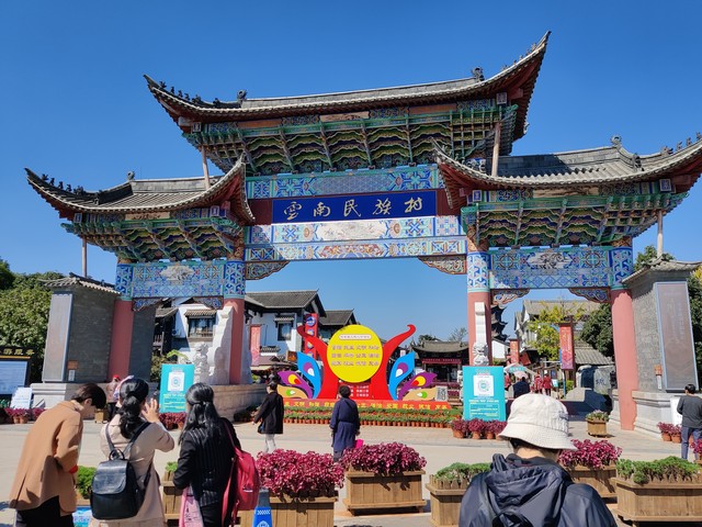 云南旅游买什么礼物最好？2024年最全攻略，带你发现那些不容错过的特色好物，从古老的手工艺品到地道的美食，让你的每一次选择都充满心意