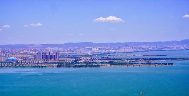 五月昆明周边旅游攻略：从蓝花楹的紫色梦境到抚仙湖的清澈湖水，一场不容错过的春末盛宴