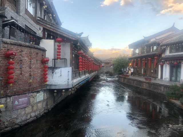 丽江古城点评：漫步在古老与现代交织的时光隧道，每一寸土地都藏着故事，每一块石板都见证着变迁