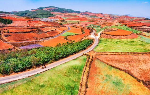 云南昆明自驾旅游线路：从春城出发，一路向南，探寻滇南秘境的无限魅力，让每一次转弯都充满惊喜，每一站停留都是心灵的慰藉