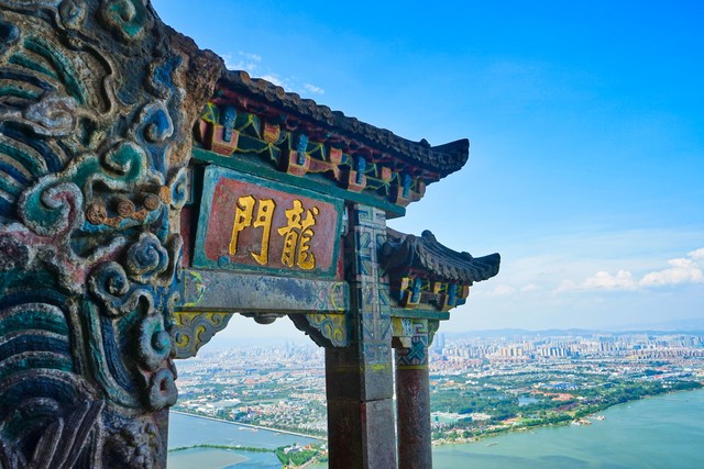 昆明西山爬山：一场与自然亲密接触的冒险之旅，你准备好了吗？昆明西山，那片充满神秘色彩的土地，正等待着勇敢者的探索！昆明西山爬山，当清晨的第一缕阳光洒在古老的石阶上，仿佛时间都静止了。这里不仅有壮丽的日出，还有那令人陶醉的云海和无尽的花香。昆明西山爬山，这不仅仅是一次简单的徒步，更是一场心灵与自然对话的旅程。