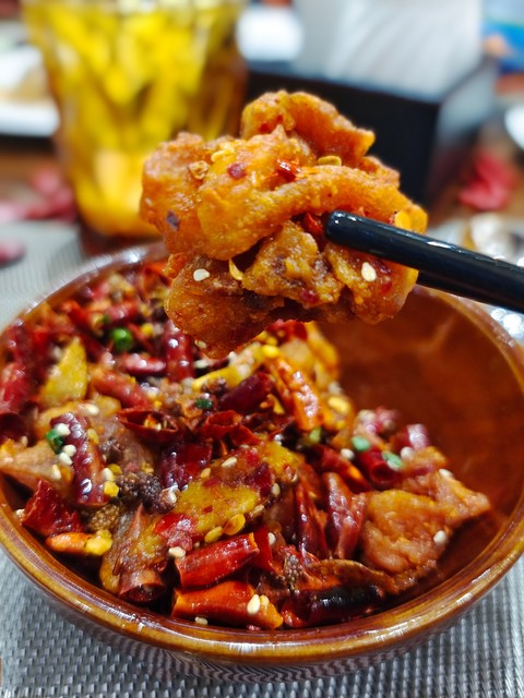 昆明辣子鸡哪家好吃？从街边小店到米其林推荐，昆明人的心头好都在这儿！