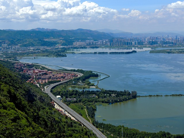 昆明滇池公园：五百里滇池，一湖碧波映山色，一场说走就走的旅行，等待着每一位渴望逃离都市喧嚣的灵魂！