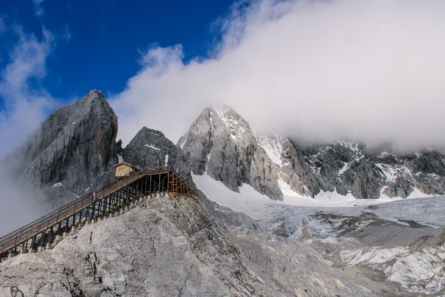 丽江能看到雪山吗？揭开这座神秘古城与玉龙雪山之间的浪漫面纱，带你看最真实的丽江雪景