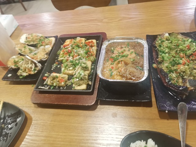 当你走进街角那家熟悉的烤鸭店，是否曾好奇果木烤鸭到底多少钱一只？2024年最新行情揭秘，从街头小吃到高档宴席的传奇美食