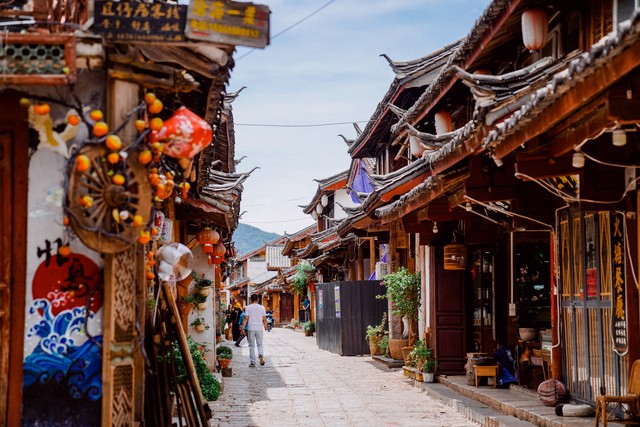 丽江适宜旅游时节：当春天的第一缕阳光洒下，你是否准备好迎接一场说走就走的旅行？