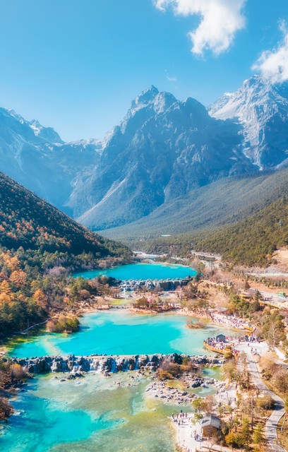 现在去云南旅游穿什么衣服？2024年冬季云南旅行穿衣全攻略，让你的旅程既舒适又时尚，从昆明到香格里拉，每个角落都不错过，轻松应对多变天气，享受四季如春的魅力