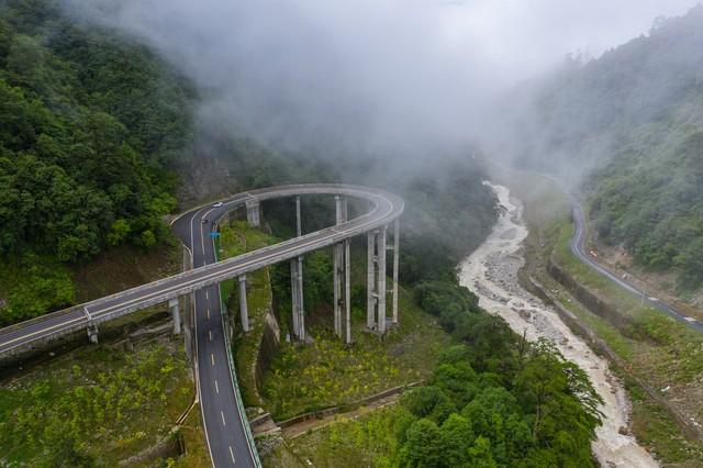 西安到昆明驾车旅游线路：从十三朝古都到春城的奇幻之旅，一场不容错过的自驾盛宴，穿越时空的隧道，感受历史与现代交织的魅力