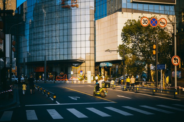 淮海路在哪个区？揭秘上海最繁华商业街背后的秘密，带你走进黄浦区的心脏地带