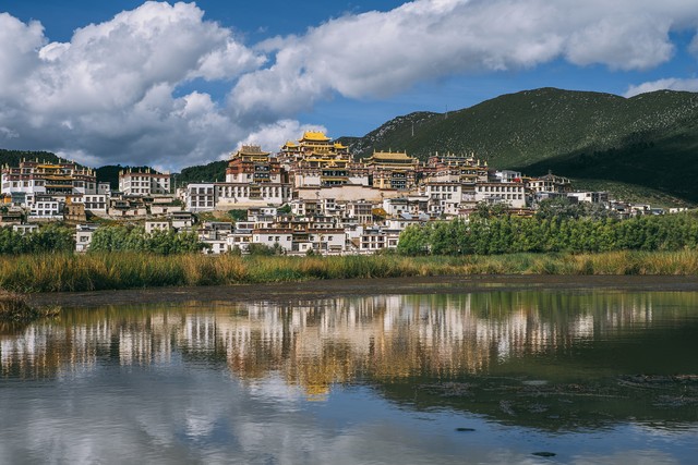 在香格里拉旅游应注意：2024年最新最全的旅行小贴士，让你轻松玩转这片人间仙境，从最佳时间到必备物品，从文化礼仪到安全须知，一文读懂如何享受一场完美的高原之旅