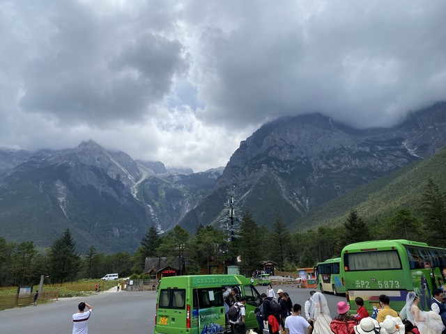 丽江旅游团陷阱大揭秘：低价团背后的层层转包与强制消费，如何避免成为下一个受害者？