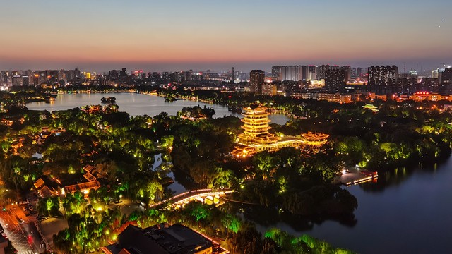 大明湖畔什么意思：从《还珠格格》的经典台词到网络热梗，一段穿越时空的情感之旅