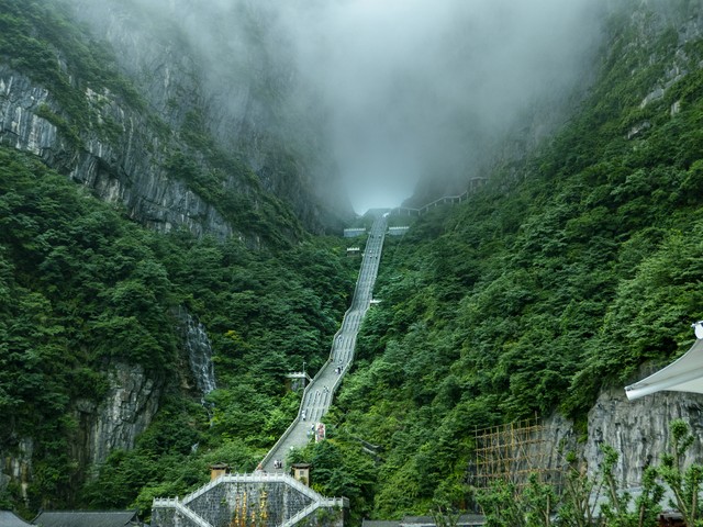 张家界天门山怎么去：从城市中心到云端仙境的奇幻之旅，带你领略世界最长索道的魅力