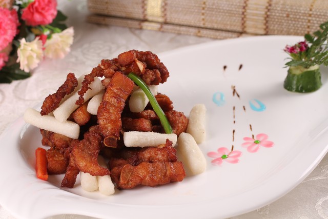 丽江旅游特色小吃全攻略：从丽江粑粑到纳西烤肉，每一道都是味蕾的盛宴！