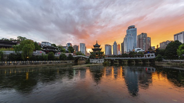 贵阳到昆明旅游：从多彩贵州出发，穿越云贵高原，探访春城昆明的无限魅力，带你体验一场难忘的西南之旅，感受大自然的鬼斧神工与人文历史的深厚底蕴