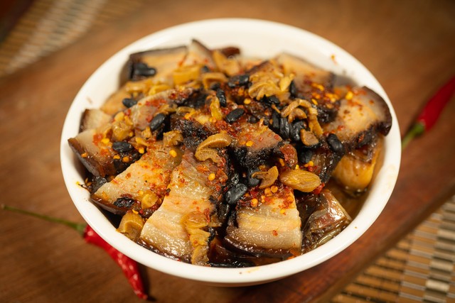 丽江古城最好的腊排骨，钰洁腊排骨：二十年的老味道，一锅煮沸的乡愁与温暖