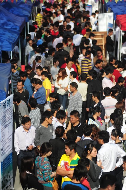 未来的兼职市：当梦想与现实碰撞，年轻人如何在数字化浪潮中找到属于自己的那片天空