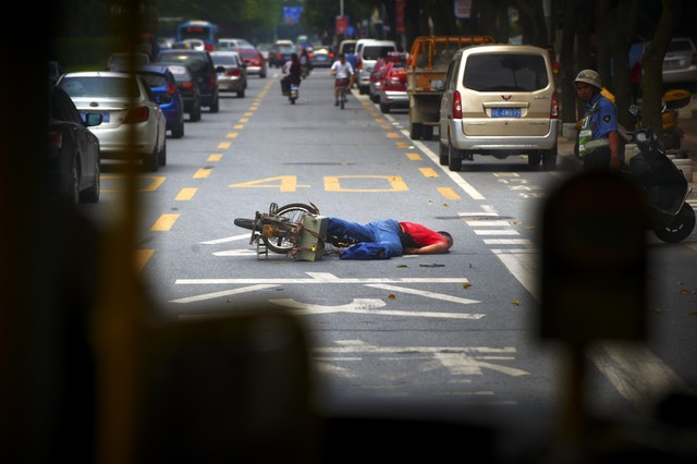 路上行人欲断：当城市的心跳遇上寒冬，那些被遗忘的温暖角落里发生的奇迹