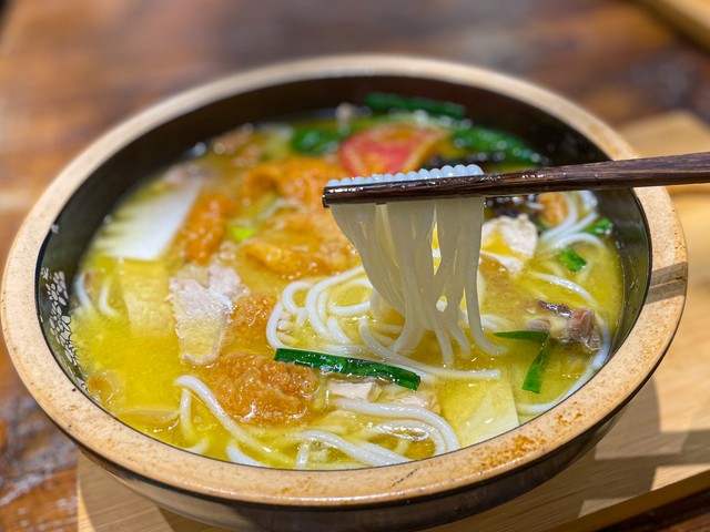 昆明著名小吃：从街头巷尾到舌尖上的记忆，那些让你念念不忘的地道美味