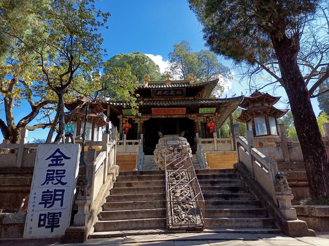 昆明自驾腾冲旅游攻略：从春城出发，穿越云岭，抵达极边第一城，一路风景如画，体验火山温泉与银杏村落的浪漫之旅