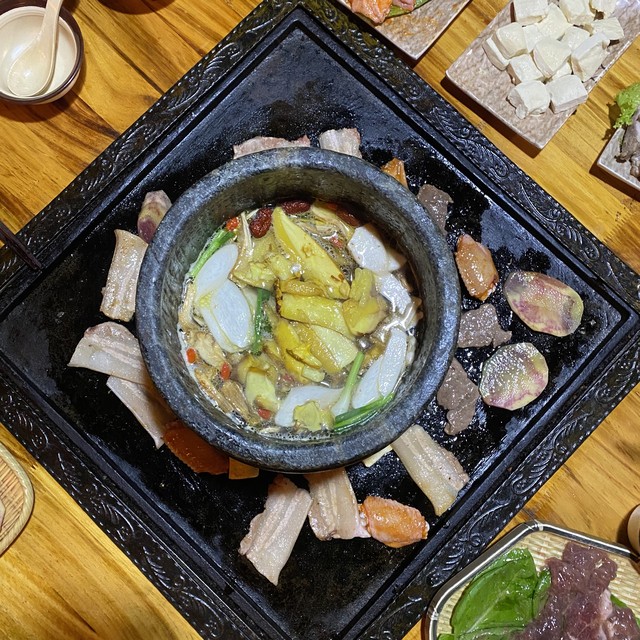 丽江石板烧烤石板那买：一场味蕾与心灵的双重盛宴，带你走进古城深处的美食秘境